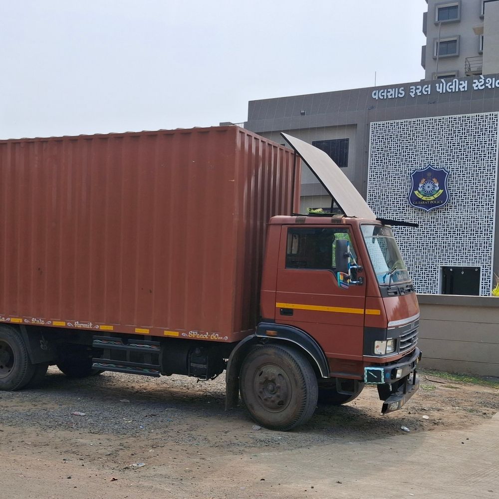 વલસાડમાં બંધ કન્ટેનરટ્રક માંથી 94.86 લાખનો દારૂ ઝડપાયો:LCBએ 84,152 બોટલ જપ્ત કરી, ચાલક ફરાર; ખોટી નંબર પ્લેટનો ઉપયોગ થયો
