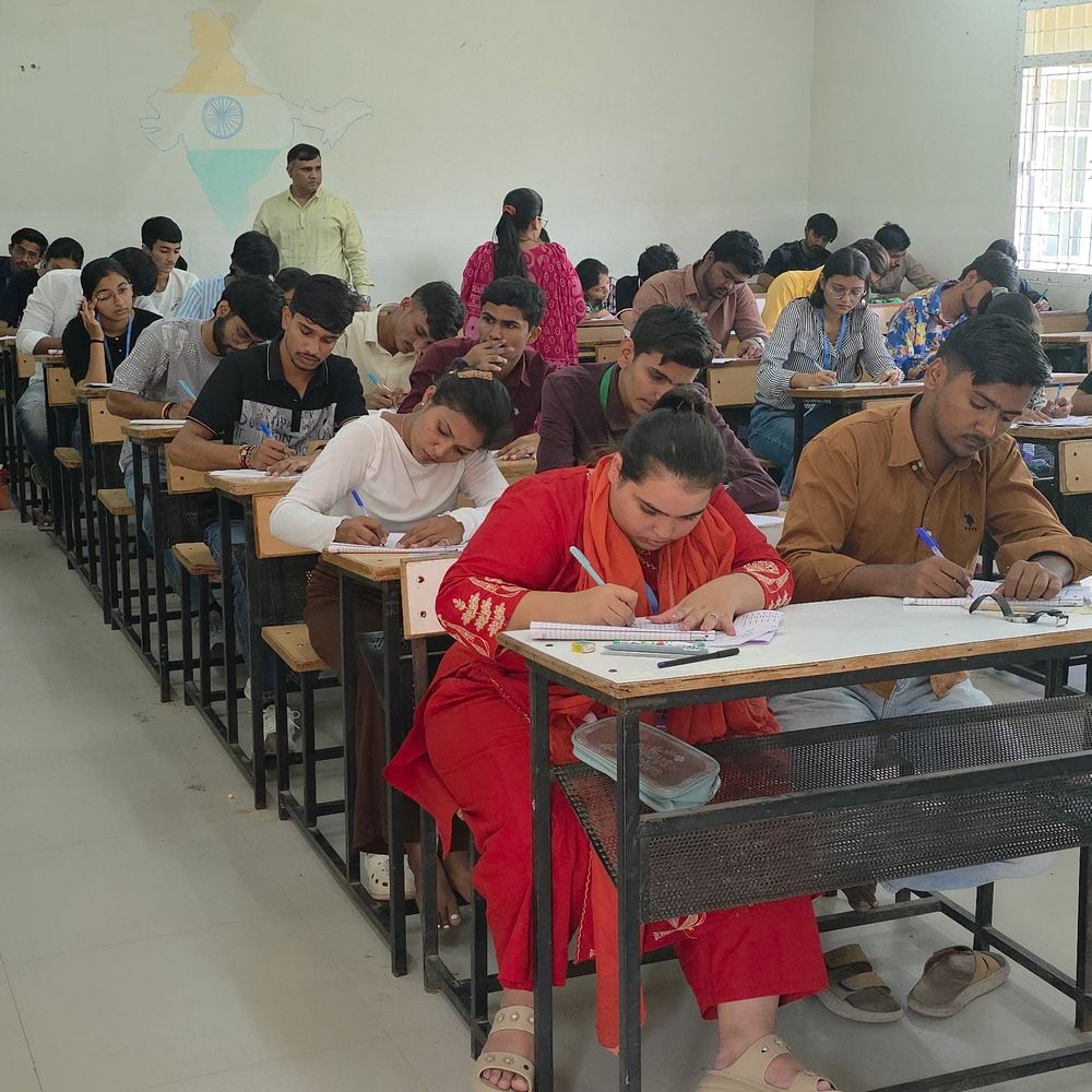 HNGU દ્વારા 35 પરીક્ષાઓ શરૂ: 50 હજારથી વધુ વિદ્યાર્થીઓ આપશે:પાટણ યુનિવર્સિટીમાં સ્નાતક-અનુસ્નાતક સેમેસ્ટરની પરીક્ષા; દિવાળી પછી બીજો તબક્કો
