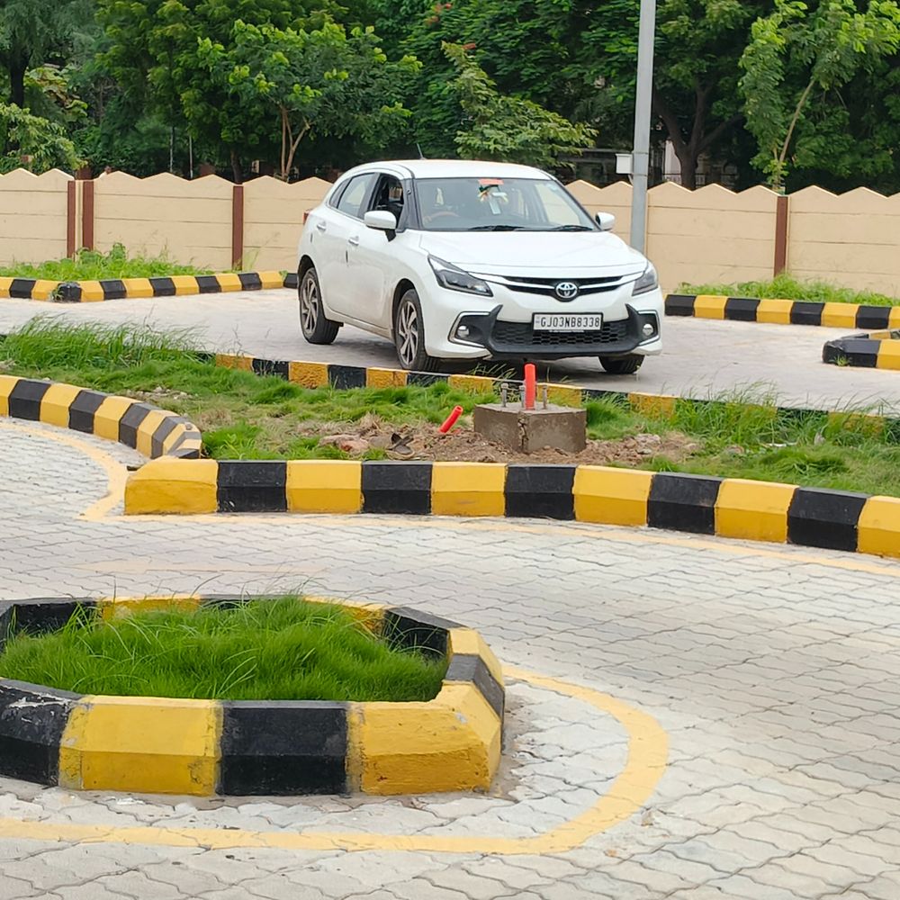 ગુજરાતની 38 RTO કચેરીમાં પાર્કિંગમાં પોલ મૂકવાનું શરૂ:નવા AI ટ્રેક પર ફોર વ્હીલરની ડ્રાઇવિંગ ટેસ્ટમાં 80% નાપાસ થતા સરકારનો નવો કીમિયો