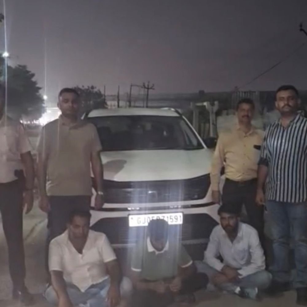 દારૂની હેરાફેરી કરતા આંતરરાજ્ય નેટવર્કનો પર્દાફાશ:રાજસ્થાનથી હેરિયરમાં સુરત લઈ જવાતો 5 લાખનો દારૂ જપ્ત, પાસા હેઠળ જેલ જઈ ચૂકેલા કુખ્યાત બુટલેગરો ઝડપાયા