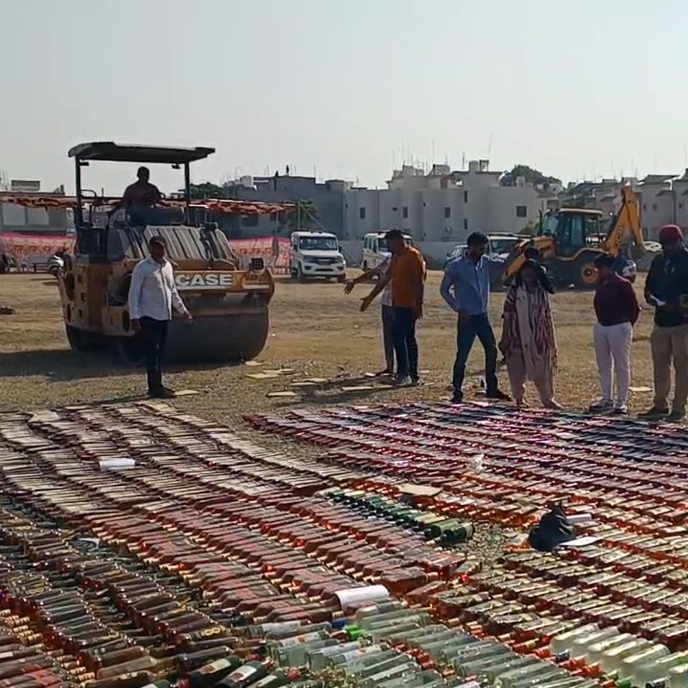 જામનગરમાં ₹2.03 કરોડના 54,991 બોટલ દારૂ-બિયર પર બુલડોઝર:રેન્જ આઈ.જી. નિર્લિપ્ત રાયની 'ઝીરો ટોલરન્સ' નીતિ હેઠળ કરાઈ કાર્યવાહી