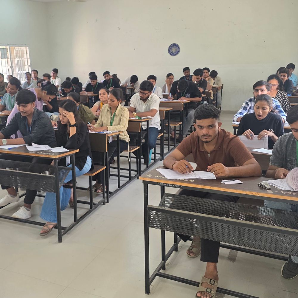 HNGU પરીક્ષામાં 2 દિવસમાં 31 કોપી કેસ નોંધાયા:ઓબ્ઝર્વર ટીમોના સરપ્રાઇઝ ચેકિંગથી વિદ્યાર્થીઓમાં ફફડાટ, ચબરખી-ડિજિટલ સાધનો મળ્યા