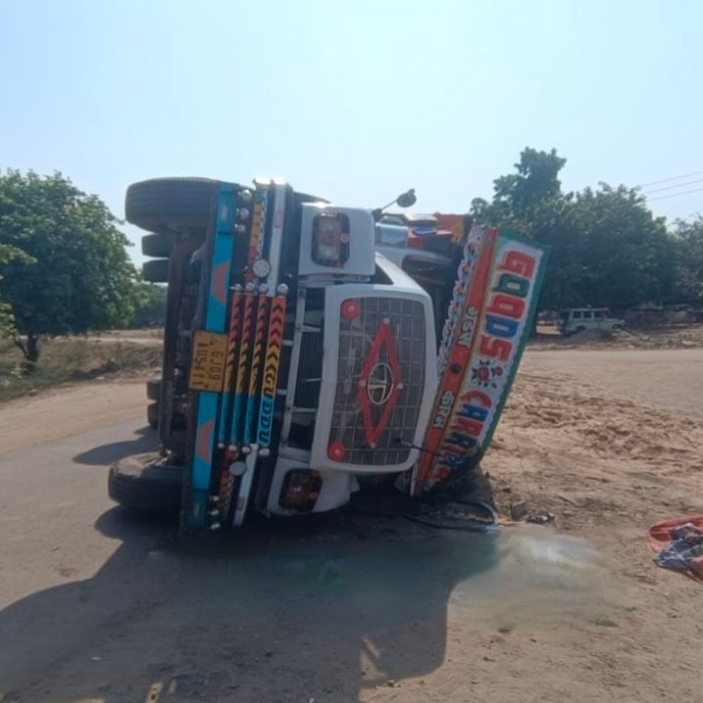 ભુજ નજીક ગેરકાયદે રેતી ખનન રોકવા ગયેલી ટીમ પર હુમલો:નાગોર-ત્રંબો રોડ પર પાવડાથી હુમલો કરી ભાગતી ટ્રક પલટી