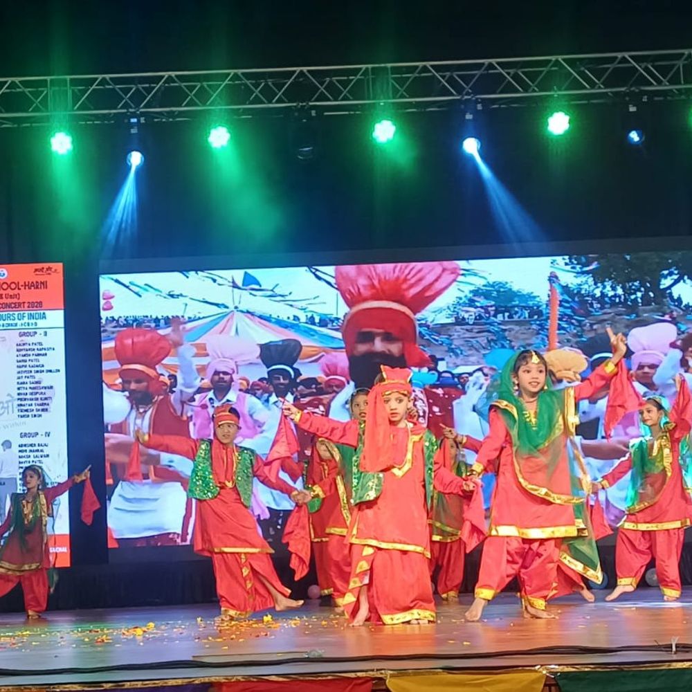 અંબે સ્કૂલ હરણીનો ત્રીજો વાર્ષિક મહોત્સવ 'अपनी ओर' યોજાયો:વડોદરાના પંડિત દીનદયાળ ઓડિટોરિયમમાં સંસ્કાર, સંવેદના અને કલાનો સંગમ