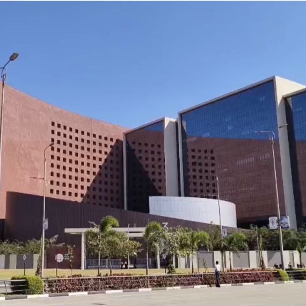 'બીજાની રાહ જોવાનું છોડો, મગજમાંથી ડર કાઢો':ડાયમંડ બુર્સને ધમધમતું કરવા વાઇસ ચેરમેન લાલજી પટેલની 4500 વેપારીઓને અપીલ-દિવાળી પછી ઓફિસ શરૂ કરવાનો સંકલ્પ લો