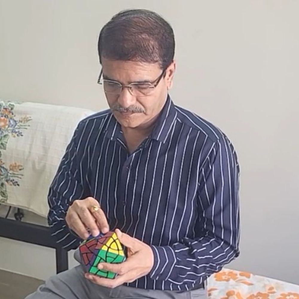 દેશ વિદેશના રૂબિક્સ ક્યુબથી ઘરમાં મ્યુઝિયમ બનાવ્યું:ફ્લાઇટ મોડી પડતાં શરૂ થયેલા શોખથી દુનિયાભરમાં ઓળખ મેળવી, યુટ્યુબથી શીખી 150 ડિઝાઇન બનાવી, 18 દેશમાં ઘૂમ વેચાણ