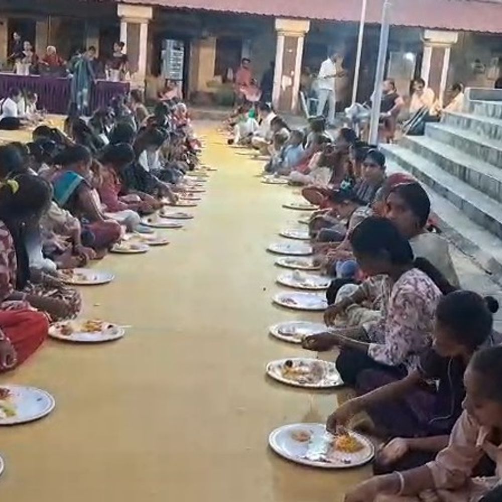 કોટેચા પરિવાર દ્વારા 21મા વર્ષે મહાપ્રસાદી અને બાળા પૂજન:જૂનાગઢમાં પૂર્વ ડેપ્યુટી મેયરના પરિવારે સતત 21મા વર્ષે 242 ગરબીની 21,000થી વધુ બાળાઓ માટે ભવ્ય મહાપ્રસાદ અને પૂજનનું કર્યું આયોજન.