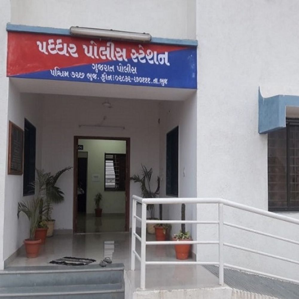 કુકમામાં ગાંજાના જથ્થા પર પધ્ધર પોલીસનો દરોડો:11 પડીકીઓ અને બે કોથળીઓ સહિત ₹42 હજારનો મુદ્દામાલ જપ્ત
