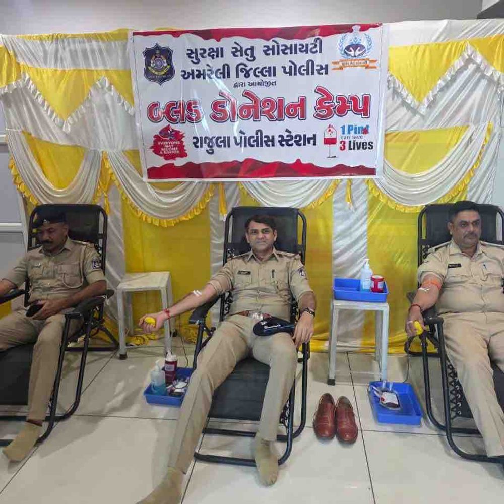 અમરેલી પોલીસે રક્તદાન કેમ્પમાં 1,975 બ્લડ બોટલ એકત્રિત કરી:પોલીસ સંભારણા દિવસ નિમિત્તે યોજાયેલા કેમ્પમાં ગયા વર્ષ કરતાં 627 બોટલ વધુ મળી