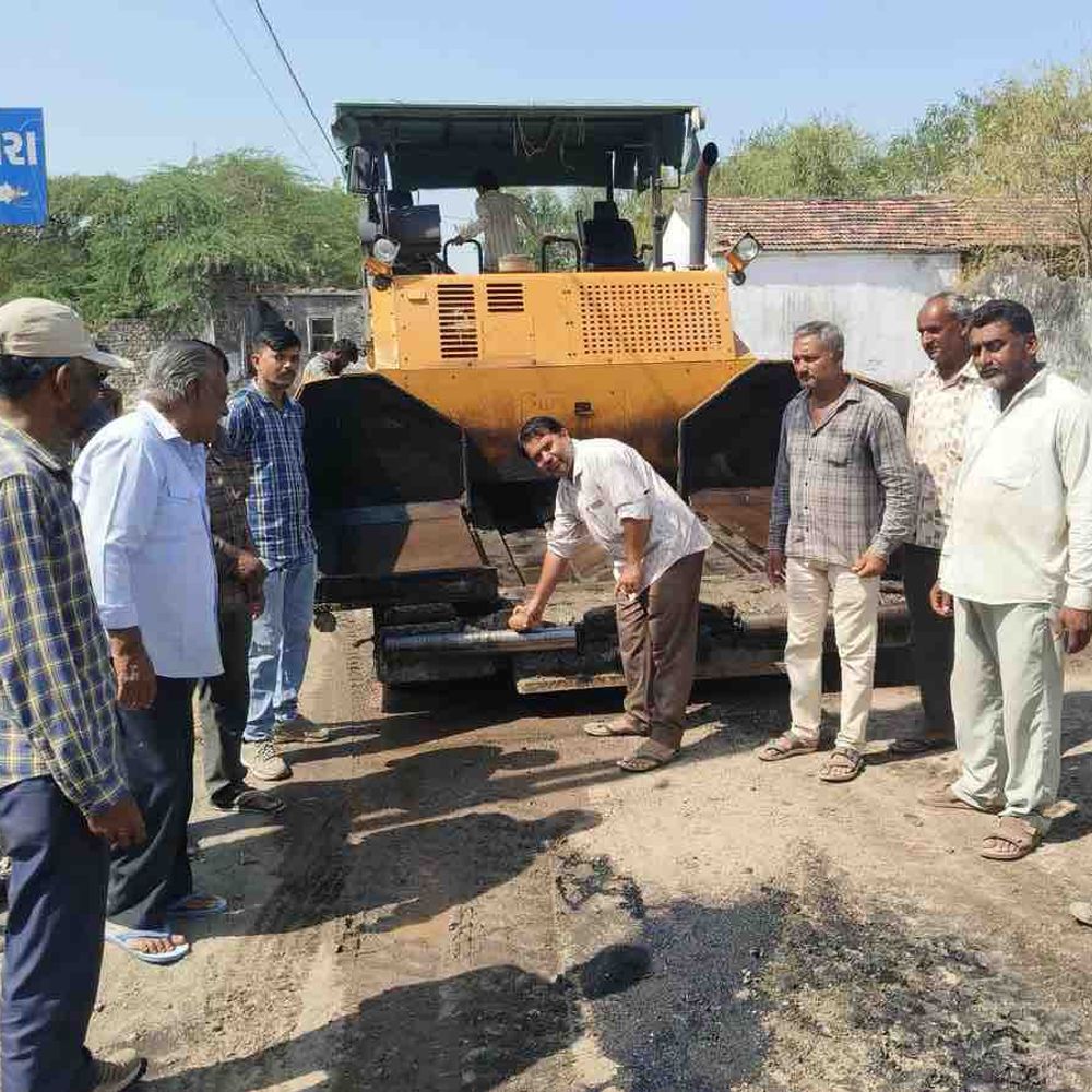લાલપુર-ખીરસરા માર્ગ પર સિમેન્ટ રોડનું કામ શરૂ:ગ્રામજનોએ શ્રીફળ વધેરી ખુશી વ્યક્ત કરી