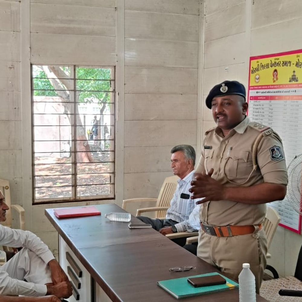 મોરબી પોલીસે નિવૃત્ત કર્મચારીઓ માટે સાયબર સુરક્ષા કાર્યક્રમ યોજ્યો:નાયબ પોલીસ અધિક્ષક વિરલ દલવાડીએ પેન્શન ભંડોળ સુરક્ષિત રાખવા માર્ગદર્શન આપ્યું