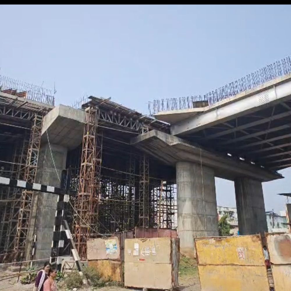 વિજલપોરમાં પાંચ વર્ષથી અધૂરો ઓવરબ્રિજ મુશ્કેલીનું કારણ:અસહ્ય ટ્રાફિક અને ધૂળથી સ્થાનિકો પરેશાન;શાસક પક્ષનો દિવાળી સુધીમાં બ્રિજ શરૂ કરવાનો દાવો