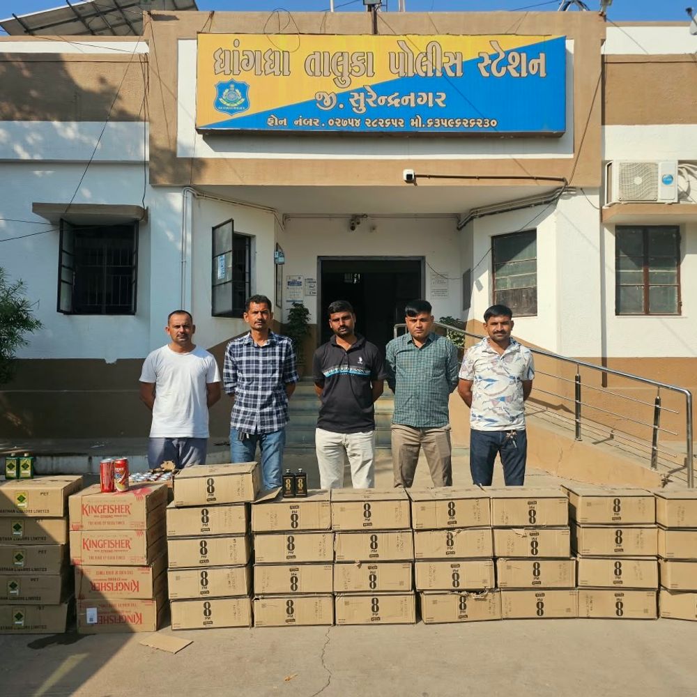 વસાડવા ચોકડી પર ઇનોવા કારમાંથી વિદેશી દારૂ ઝડપાયો:1944 બોટલ દારૂ અને બીયર સાથે ₹12.76 લાખનો મુદ્દામાલ જપ્ત