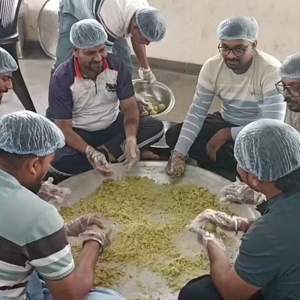ભરૂચમાં 46 વર્ષથી બને છે માવાઘારી, વેચાણની આવક સમાજસેવામાં વપરાય:ફાટાતળાવ રાણાપંચની આ પહેલનો દેશ-વિદેશમાં છે ક્રેઝ