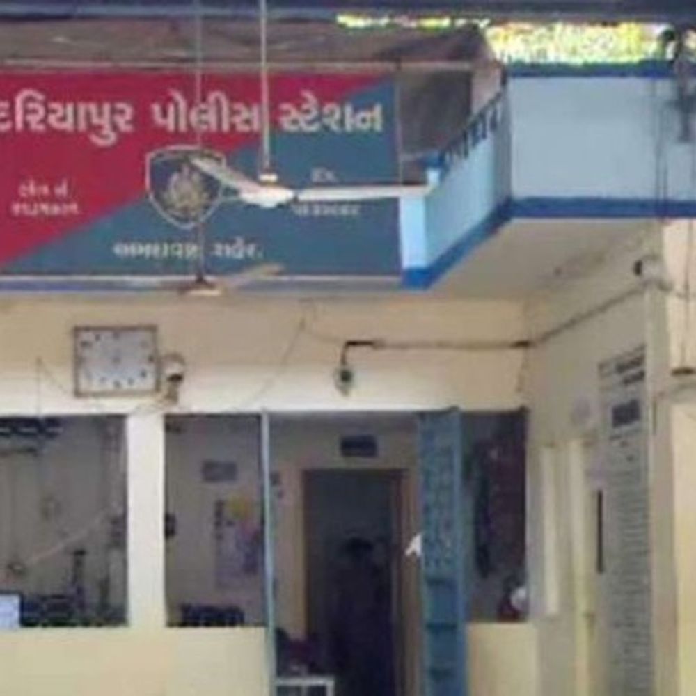 દિવાળી તહેવાર પુર્વે બજારમાં બ્લેડ ગેંગ સક્રિય!:કાલુપુરમાં થેલીમાં બ્લેડ મારી એજન્ટના રૂ. 2 લાખની ચોરી, રીક્ષામાં બેઠેલા મુસાફર પાસેથી 1.70 લાખની રકમ ઉઠાવી ગયા