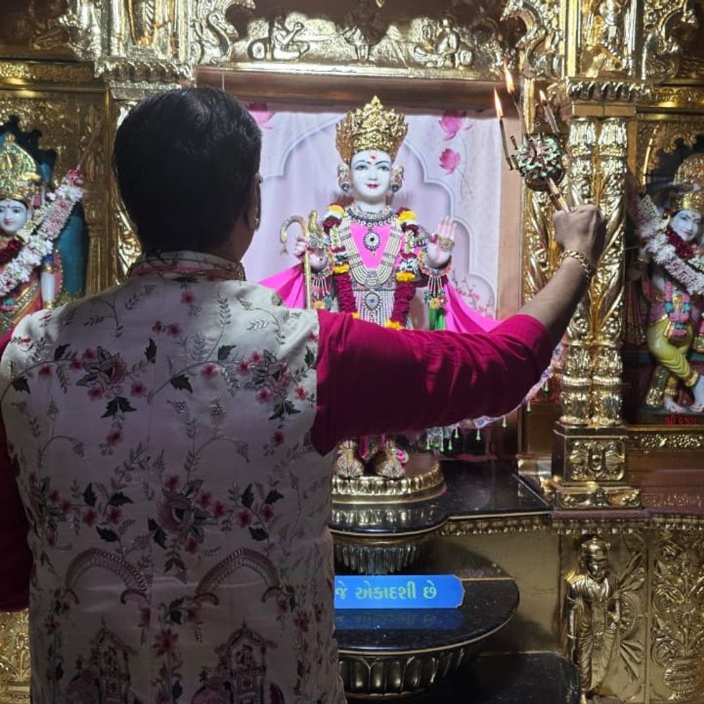 કંડારી મંદિરમાં ભાવિ આચાર્ય નૃગેન્દ્રપ્રસાદજીએ દેવોની આરતી ઉતારી:ઘરે ઘરે પધરામણી કરી હરિભક્તોને દર્શનનો લાભ આપ્યો
