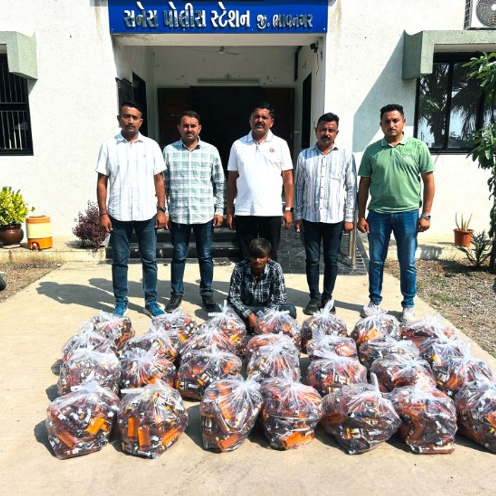 અમદાવાદથી ભાવનગર ઘૂસાડાતો વિદેશી દારૂ ઝડપાયો:વેળાવદર પોલીસે 1344 બોટલ સાથે ઈનાયત ઉર્ફે ટીકાને દબોચ્યો, દારૂ, કાર અને મોબાઈલ મળી રૂ.6.87 લાખનો મુદ્દામાલ જપ્ત