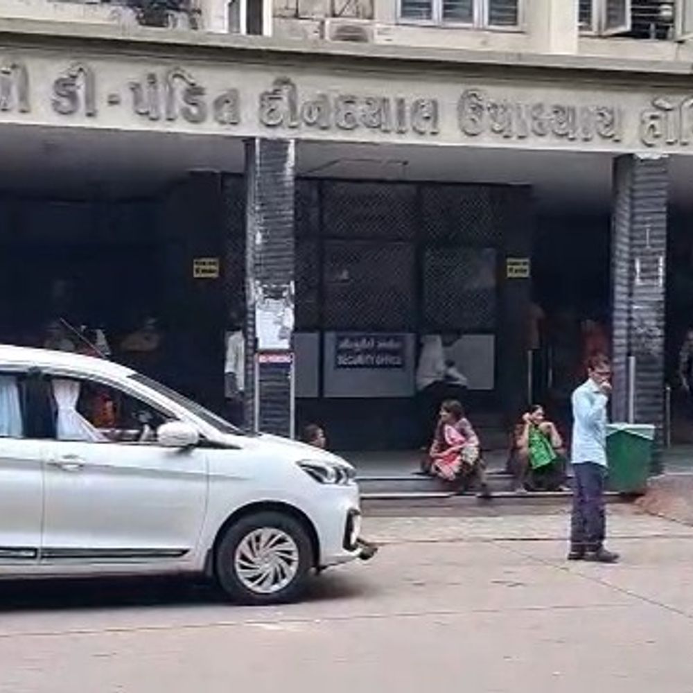 સિવિલ હોસ્પિટલમાં એમ્બ્યુલન્સ ચાલકો વચ્ચે માથાકૂટ:આંતરિયાળ ડિલિવરી કેસના ભાડા બાબતે 2 જૂથ વચ્ચે ઝઘડો, ઈકો કારમાં તોડફોડ