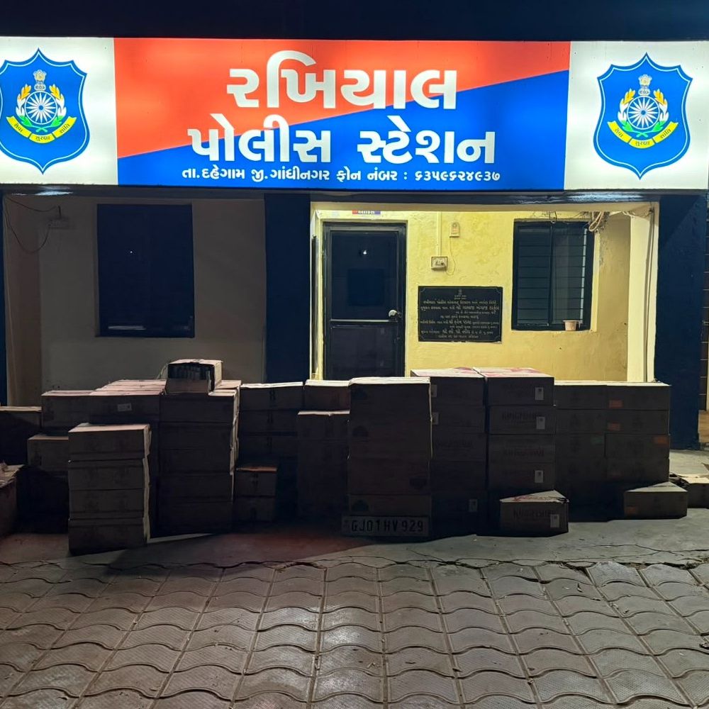દહેગામ પંથકમાં SMCની કાર્યવાહી:મેશ્વો નદીના બ્રિજ નજીક હાઇવોલ્ટેજ ઓપરેશન હાથ ધરી ફોર્ચુનરમાંથી 16 લાખથી વધુનો વિદેશી ઝડપ્યો, ચાલક ફરાર