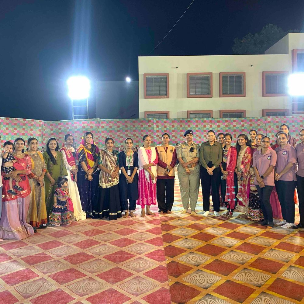 જામનગરમાં 'બાય-બાય નવરાત્રી'માં પોલીસની સી ટીમનું સન્માન:મહિલા સુરક્ષામાં આપેલી સેવાઓને બિરદાવાઈ, મહાદેવ અને પરશુરામ ગ્રુપે કર્યું આયોજન