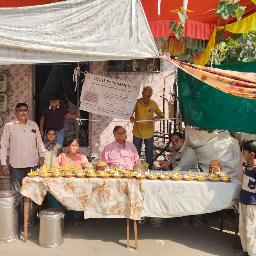રાહી ફાઉન્ડેશન દ્વારા ખીચડી-છાશનું વિતરણ:રાજપુર-ગોમતીપુરમાં 800થી વધુ શ્રમજીવી પરિવારોને વેજીટેબલ ખીચડી-મસાલા છાશ અપાઈ