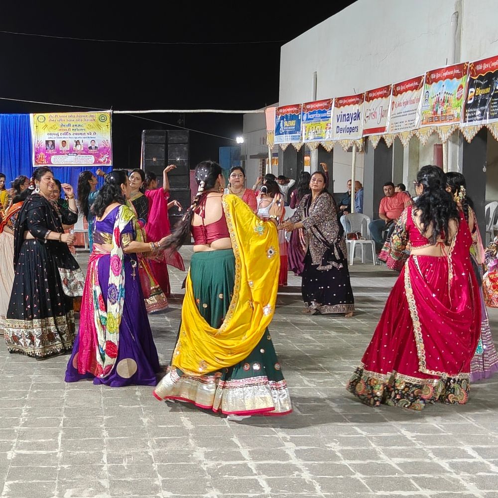 વેરાવળ રોટરી ક્લબ અને ઇનર વીલ ક્લબે 'બાયબાય નવરાત્રી' ઉજવી:જેમાં ચિલ્ડ્રન, કપલ સ્પર્ધા યોજાઈ; યુથ એક્સચેન્જ પ્રોગ્રામની માહિતી અપાઈ