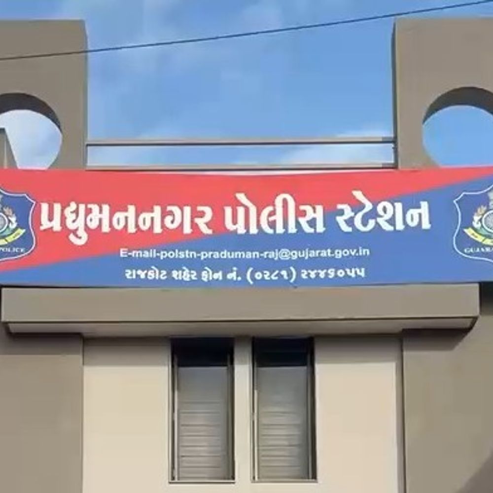 વિદેશ રહેતા યુવકની વારસાઈ મિલકત પચાવી પાડી:રાજકોટ સબ રજીસ્ટ્રાર કચેરીમાં કૌભાંડીઓએ ડમી વ્યક્તિ ઉભો રાખી ખોટા દસ્તાવેજ બનાવી જમીન વેંચી નાખી