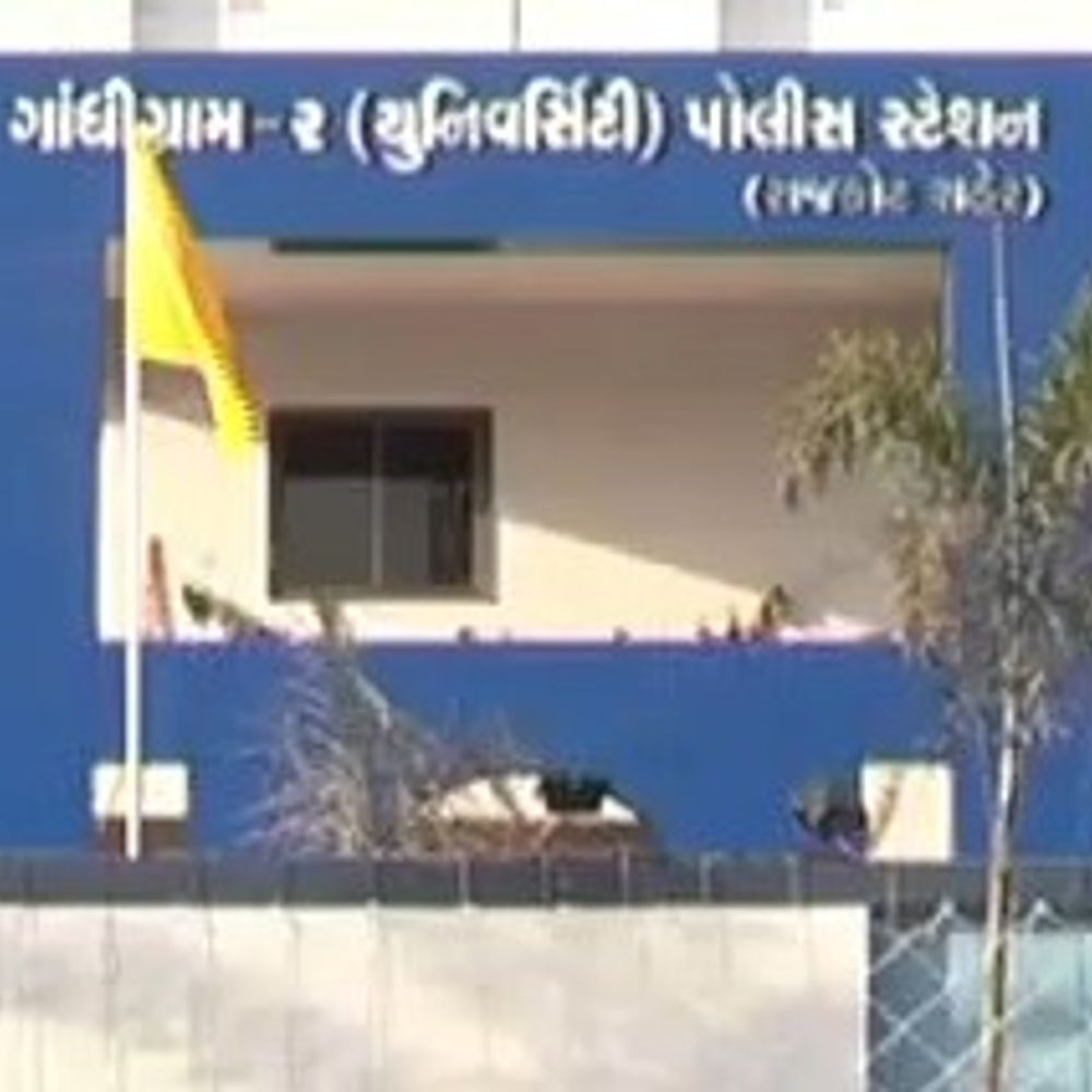 માધાપરમાં મહિલાનો ગળાફાંસો ખાઈ આપઘાત:સોનાના ચોરાઉ ચેઇન સાથે માતા-પુત્રી ઝડપાઈ, માતા વિરુદ્ધ 13 તો પુત્રી સામે 2 ગુના