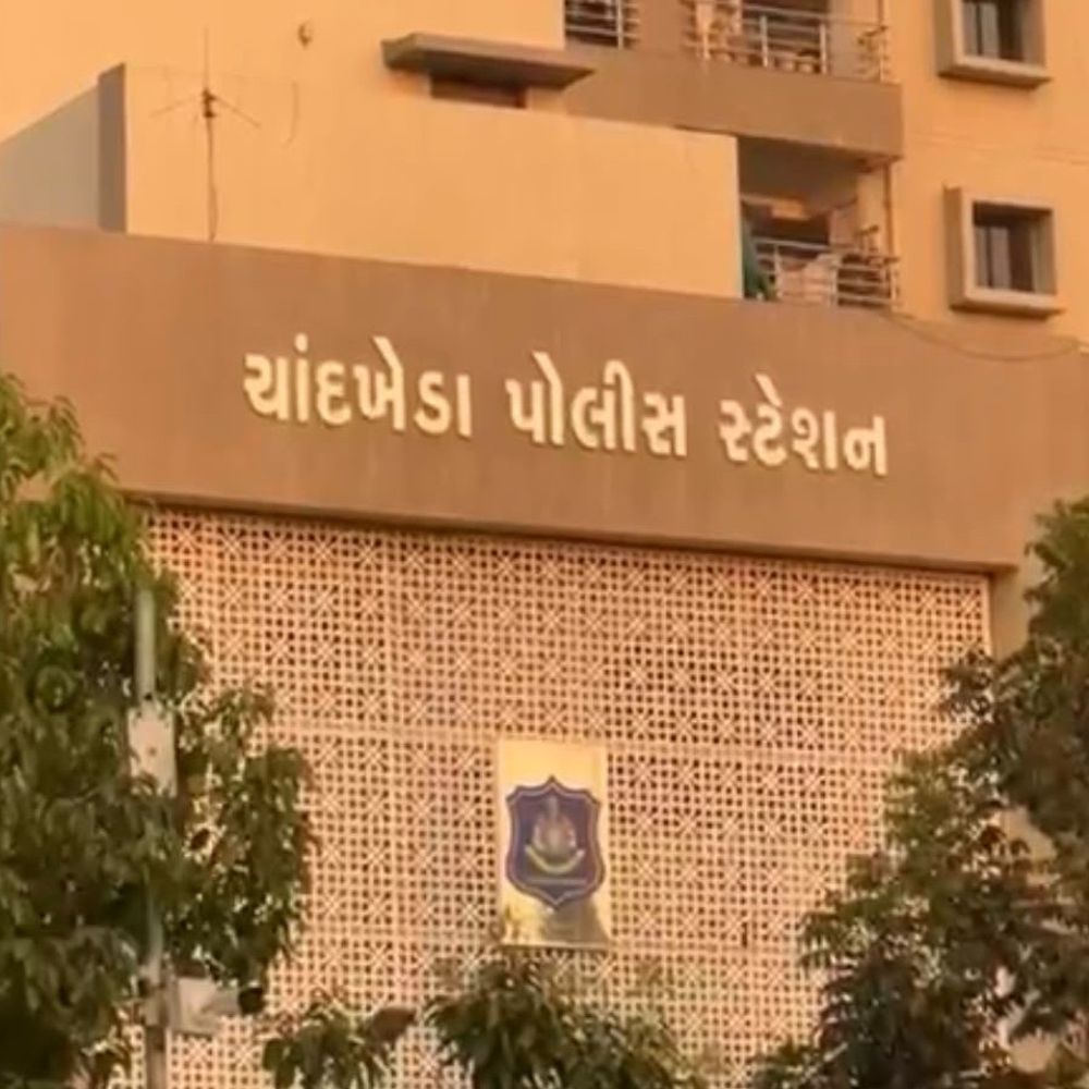 ભાડું ન આપી મકાન પર કબજો કરી લીધો:મોટેરામાં સિનિયર સિટીઝનનો 60 લાખનો ફ્લેટ પચાવી પાડનાર 4 ભાડુઆત સામે લેન્ડ ગ્રેબિંગની ફરિયાદ