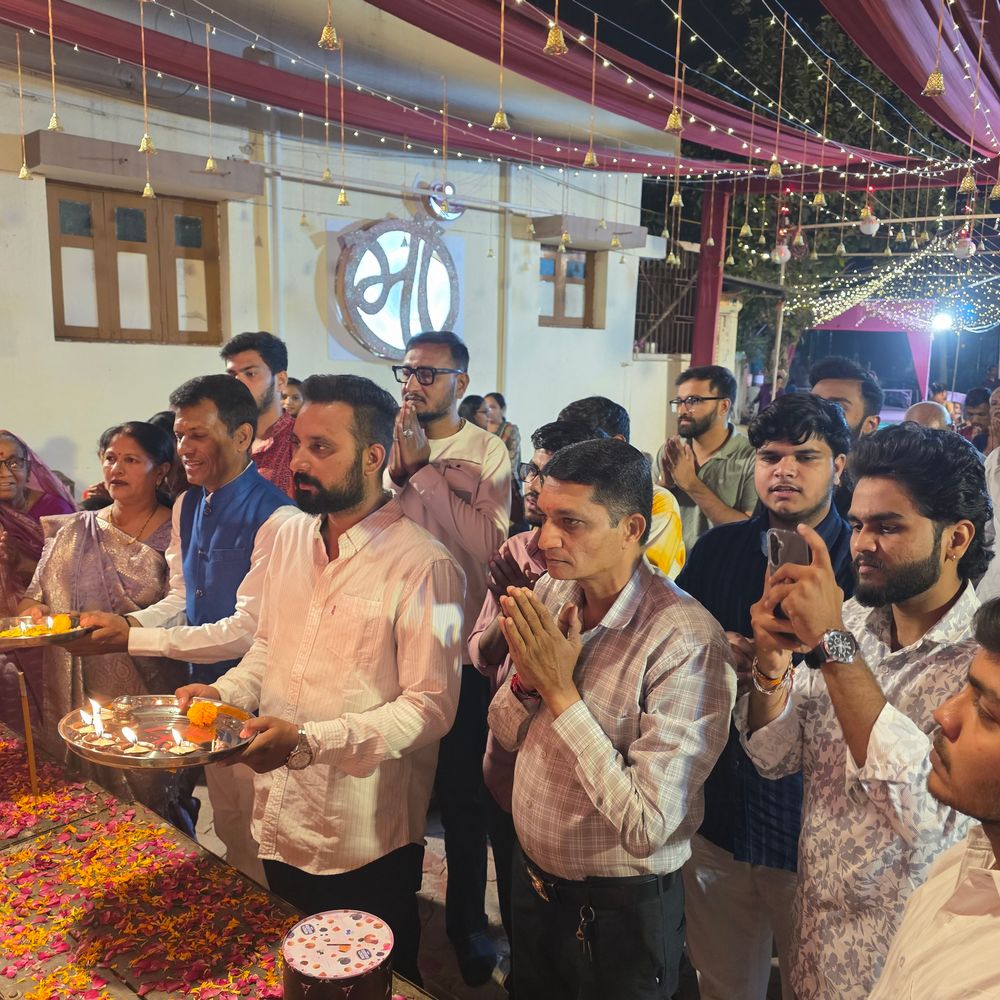 હિંમતનગરમાં શરદ પૂર્ણિમાનો ઉત્સવ ધામધૂમથી ઉજવાયો:ગંગોત્રી સોસાયટી, રામેશ્વર મંદિર અને ઇન્દ્રનગરમાં ગરબા, આરતી અને દૂધ પૌવાનો પ્રસાદ