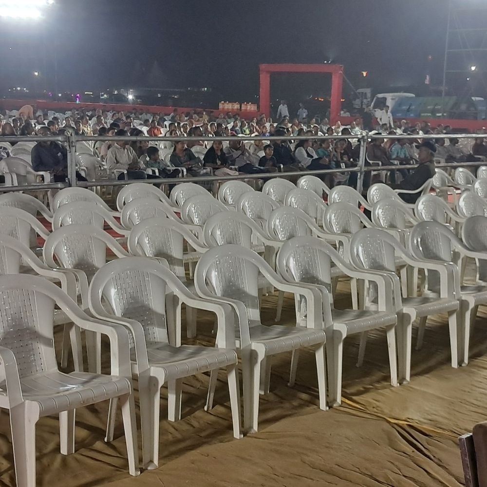 રાજકોટ મનપાના શરદોત્સવનો ફિયાસ્કો:અડધાથી વધુ ખુરશીઓ ખાલી જોવા મળી, દૂધપૌવા આરોગવા પણ લોકો ન ફરકયા, પ્રજાના રૂ. 10 લાખથી વધુનો ધુમાડો