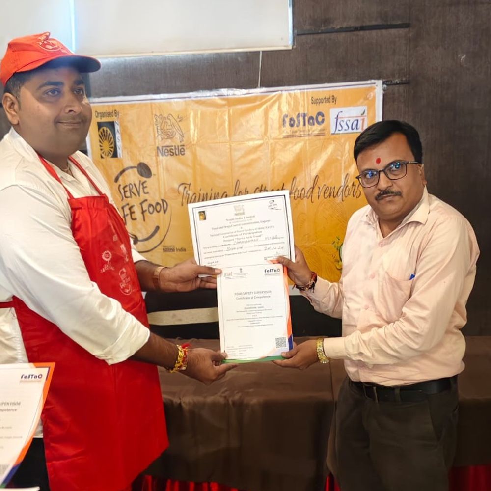 વેરાવળમાં 70 સ્ટ્રીટ ફૂડ વેન્ડરોને ફૂડ સેફ્ટી તાલીમ અપાઈ:સ્વચ્છતા, ખાદ્ય સુરક્ષા અને ગ્રાહકોના આરોગ્ય અંગે માર્ગદર્શન સાથે હાઇજીન કિટનું વિતરણ
