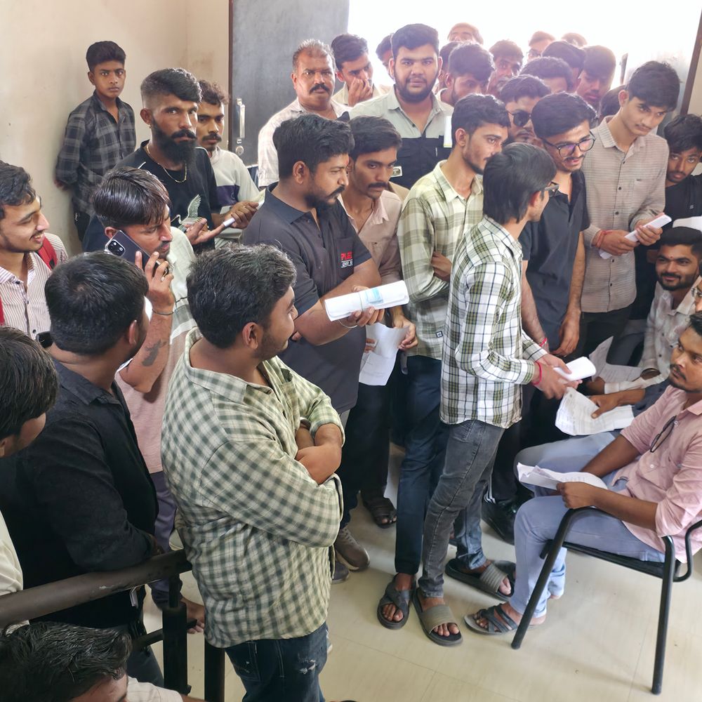 ડ્રાઇવિંગ ટેસ્ટના કવોટામાં વધારો થતા અરજદારોની સંખ્યા પણ વધી:RTOમાં ઇન્ટરનેટ ઠપ થઇ જતા અરજદારો હેરાન સપ્તાહના પ્રથમ દિવસે જ કામગીરી ખોરવાઇ ગઇ