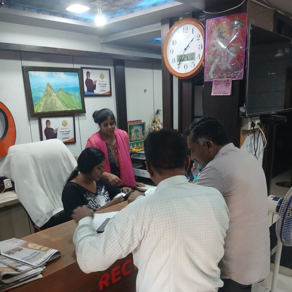 સાવચેતી... ​ઓનલાઈન એન્ટ્રી, રજિસ્ટર ચકાસણી, શંકાસ્પદ લોકો અંગે તપાસ:જૂનાગઢ શહેરમાં દિવાળી પર્વ, લીલી પરિક્રમાને લઇને પોલીસ એલર્ટ મોડમાં હોટલોમાં ચેકિંગ
