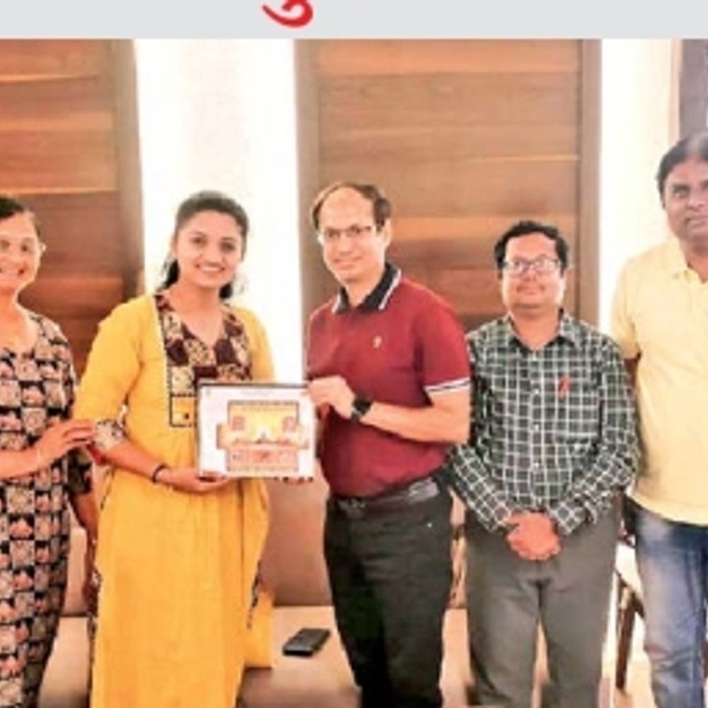 ભાસ્કર વિશેષ:ઊંધેથી બોલવા-ગાવાની કુદરતી બક્ષિસ ધરાવતી હિતાંશી વ્યાસના ફોટાવાળી સ્પેશિયલ સ્ટેમ્પ બની