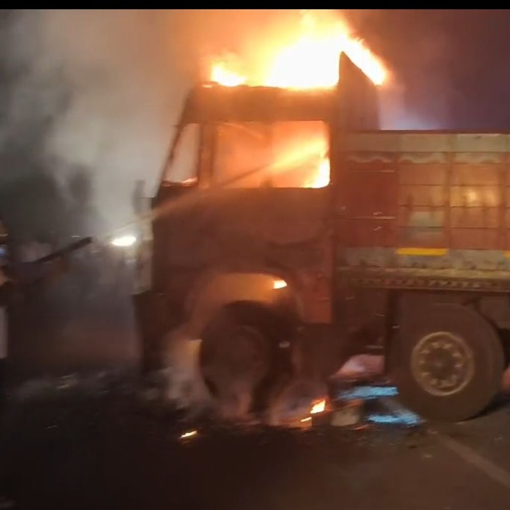 વેરાવળ-જૂનાગઢ હાઈવે પર ટ્રકની કેબિનમાં આગ લાગી:જયવર્ધન પેટ્રોલ પંપ પાસે ડ્રાઈવરની સતર્કતાથી મોટી દુર્ઘટના ટળી, ફાયર ટીમે આગ બુઝાવી