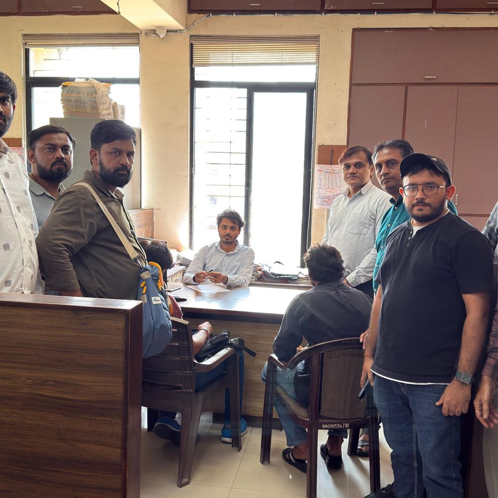 શિવાન એવન્યુ સોસાયટી બહાર દુકાનદારોના ગેરકાયદે દબાણ:મુખ્ય ગેટ અને રહેણાંક વિસ્તાર પાસે લારી-ગલ્લા, કેબિન, શેડ હટાવવા રજૂઆત