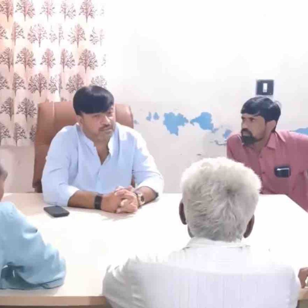 જામજોધપુર ધારાસભ્ય હેમંતભાઈ ખવાએ લોકોની રજૂઆતો સાંભળી:કાર્યાલયે નાગરિકો અને કાર્યકર્તાઓ સાથે રૂબરૂ મુલાકાત કરી નિરાકરણના પ્રયાસો કર્યા