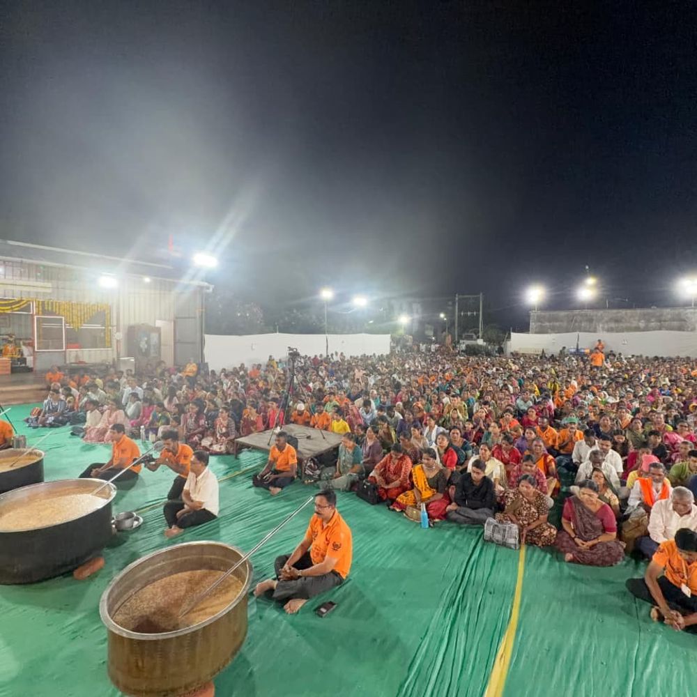 બીલીમોરા નવનાથ ધામમાં શરદ પૂર્ણિમાએ દુધોત્સવ ઉજવાયો:3500 લીટર દૂધનો મહાપ્રસાદ તૈયાર કરાયો, હજારો ભક્તો ઉમટ્યા