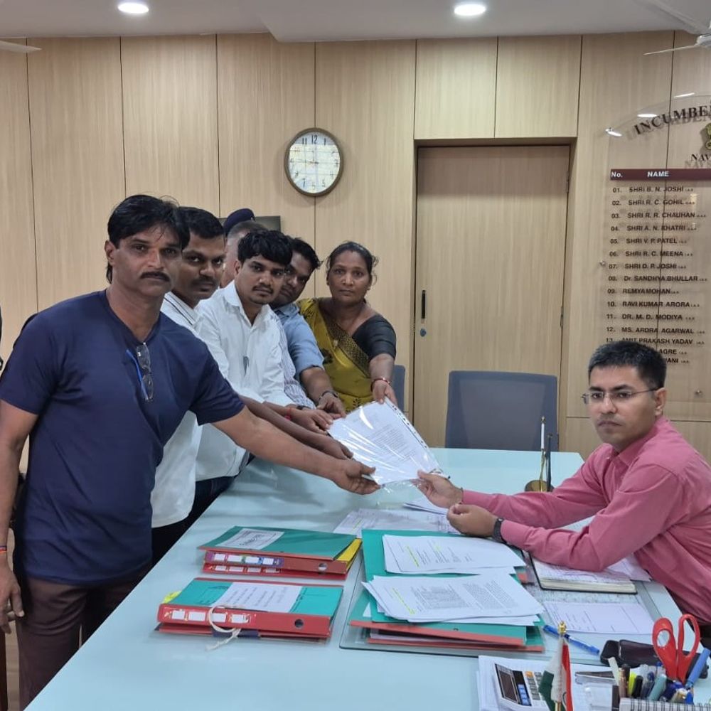 નવસારીના મટવાડમાં અંબિકા નદી કિનારે ગેરકાયદે માટીખનન-દબાણ:ગ્રામજનોએ કલેક્ટરને રજૂઆત કરી, 'લેન્ડ ગ્રેબિંગ' હેઠળ કાર્યવાહીની માગ
