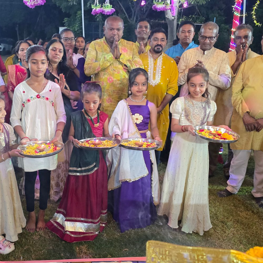 પાટણમાં ‘ચાલ જીવી લઈએ’ ગ્રુપે શરદ પૂનમ રાસ-ગરબા મહોત્સવ યોજ્યો:‘મા અમારે આંગણે’ થીમ પર માતાજીની આરતી બાદ સભ્યોએ ગરબાની રમઝટ બોલાવી