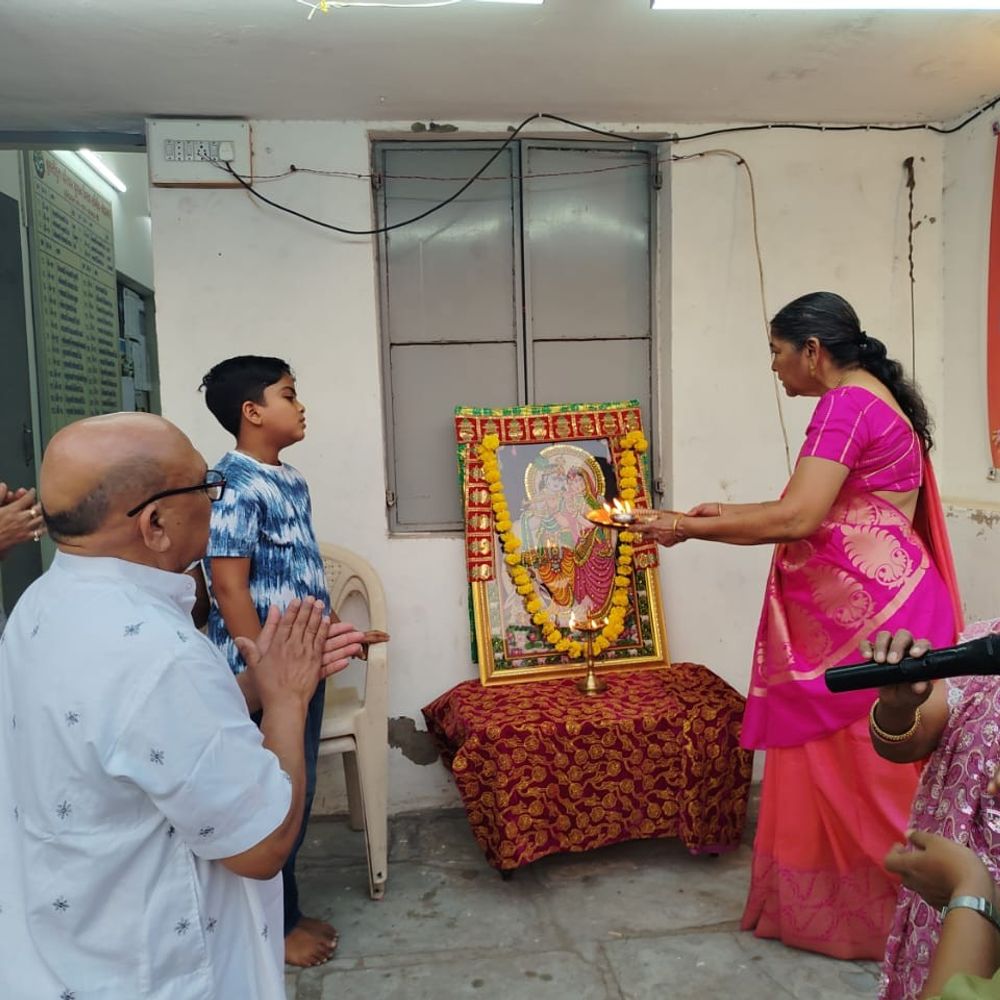 મારી સોસાયટી મારી નવરાત્રિ:ઘોડાસરમાં યોગેશભાઈ પટેલને ઓસ્ટ્રેલિયા જવા વિદાય અપાઈ, તુલસી કુંજ સિનિયર સિટીઝન દ્વારા પાંચમાં શરદ ગરબાની ઉજવણી, દૂધપૌંઆ વહેંચાયા