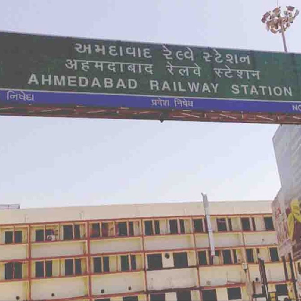 ટ્રેનમાં સૂતેલા આર્મી જવાનના પર્સની ચોરી:વટવામાં એપ ડાઉનલોડ કરાવી એક રૂપિયો પેમેન્ટ કરવાનું કહી ગઠિયાએ ફોન હેક કર્યો, યુવકનું એકાઉન્ટ સાફ કરી નાખ્યું