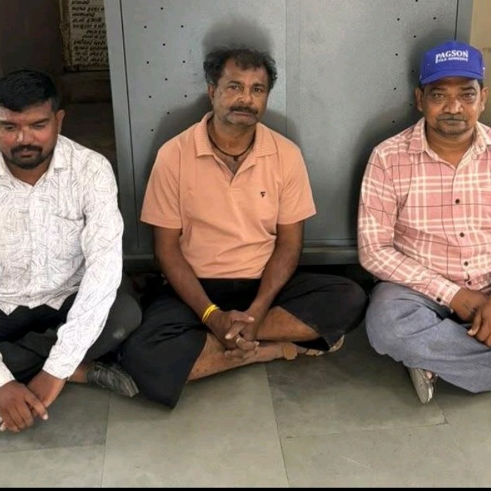 સુરેન્દ્રનગરમાં જુગાર રમતા ત્રણ શખ્સો ઝડપાયા:જોરાવરનગર પોલીસે રતનપરની શેરી નં. 11માં દરોડો પાડી રૂ. 10,280 રોકડા જપ્ત કર્યા