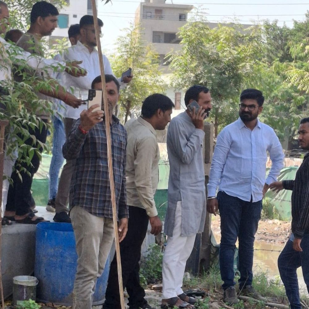 મોરબીની નીતિન પાર્ક સોસાયટીમાં ગટર સમસ્યાનો ઉકેલ આવ્યો:મેયર સહિતના અધિકારીઓએ સ્થળ તપાસ કરી, નવી ગટરલાઈન નાખવા સૂચના આપી