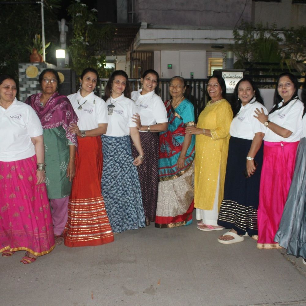નિહારિકા બંગલોઝમાં શરદ પૂનમની ઉત્સાહભેર ઉજવણી:આંબાવાડીમાં સભ્યોએ ચાંદની રાતમાં દૂધપૌંઆ અને બટાકાવડાનો સ્વાદ માણ્યો