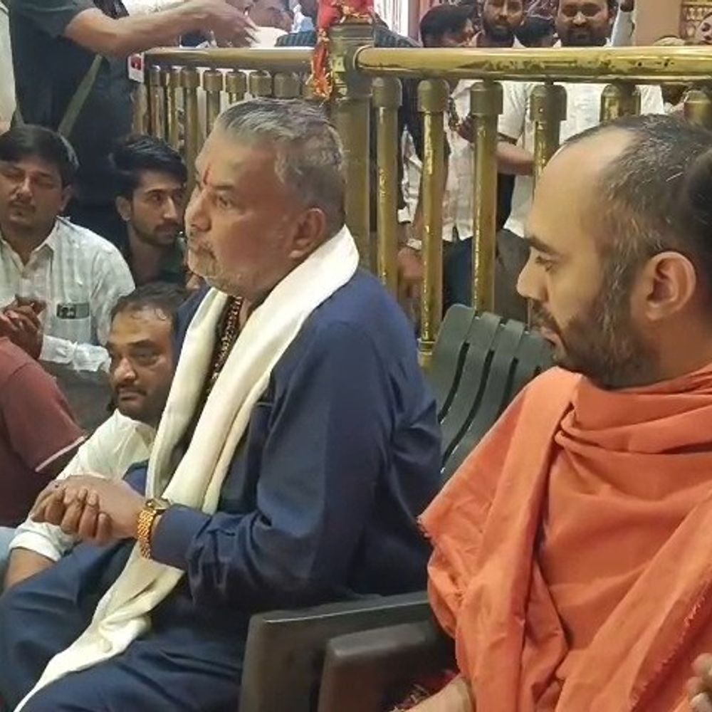મંત્રી પરષોત્તમ સોલંકી લાંબી બીમારી બાદ પરિવાર સાથે સાળંગપુર પહોંચ્યા:કષ્ટભંજનદેવ હનુમાનજીના દર્શન કરી ધ્વજા ચઢાવી, કોઠારી સ્વામીએ સ્વાગત કર્યું