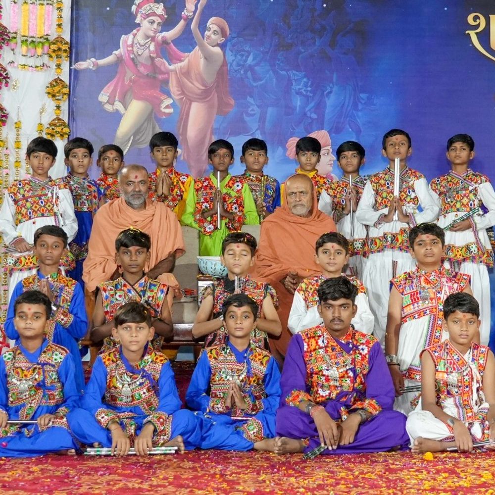 સુરેન્દ્રનગર ગુરુકુલમાં શરદપૂર્ણિમા મહોત્સવ ભક્તિ-સંસ્કારથી ઉજવાયો:સંતોના આશીર્વચન, રાસોત્સવ, શાસ્ત્રપઠન અને નાટકથી ભક્તિમય માહોલ સર્જાયો