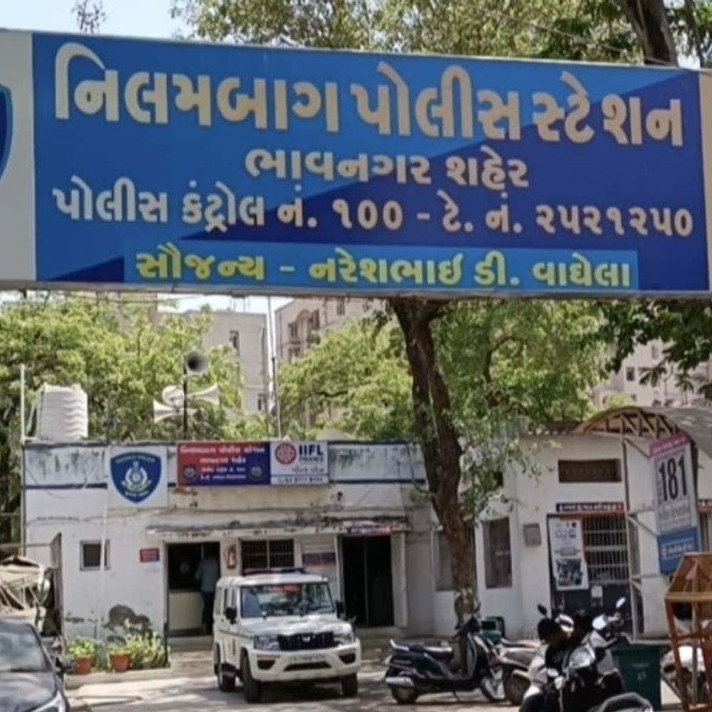 ભાવનગરમાં હત્યાના સાક્ષીનું અપહરણ કરી 3 દિવસ ગોંધી રાખ્યો:કોર્ટમાં આરોપી વિરુદ્ધ જુબાની ન આપે તે માટે ધાકધમકી આપી; આરોપીની માતા સહિત બે સામે ફરિયાદ
