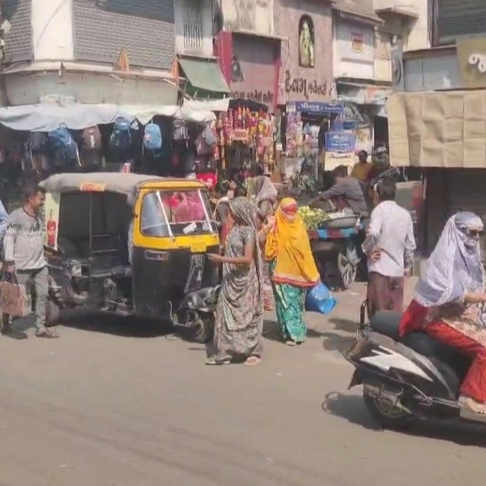 વોરાબજાર ચોકમાં ટ્રાફિક પોલીસના હેડ કોન્સ્ટેબલ પર છરી વડે હુમલો:ફરજ દરમિયાન અજાણ્યા શખ્સે છરીના ઘા ઝીંક્યા, ઇજાગ્રસ્તને હોસ્પિટલમાં ખસેડાયા